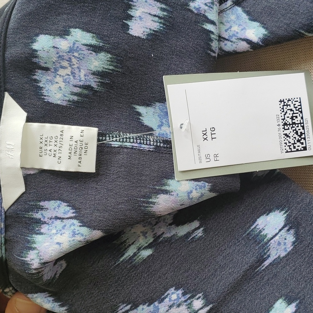 H&M- PLUS SIZE WRAP DRESS - Picture 4 of 4